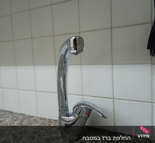 ברז כרום מותקן על שיש במטבח